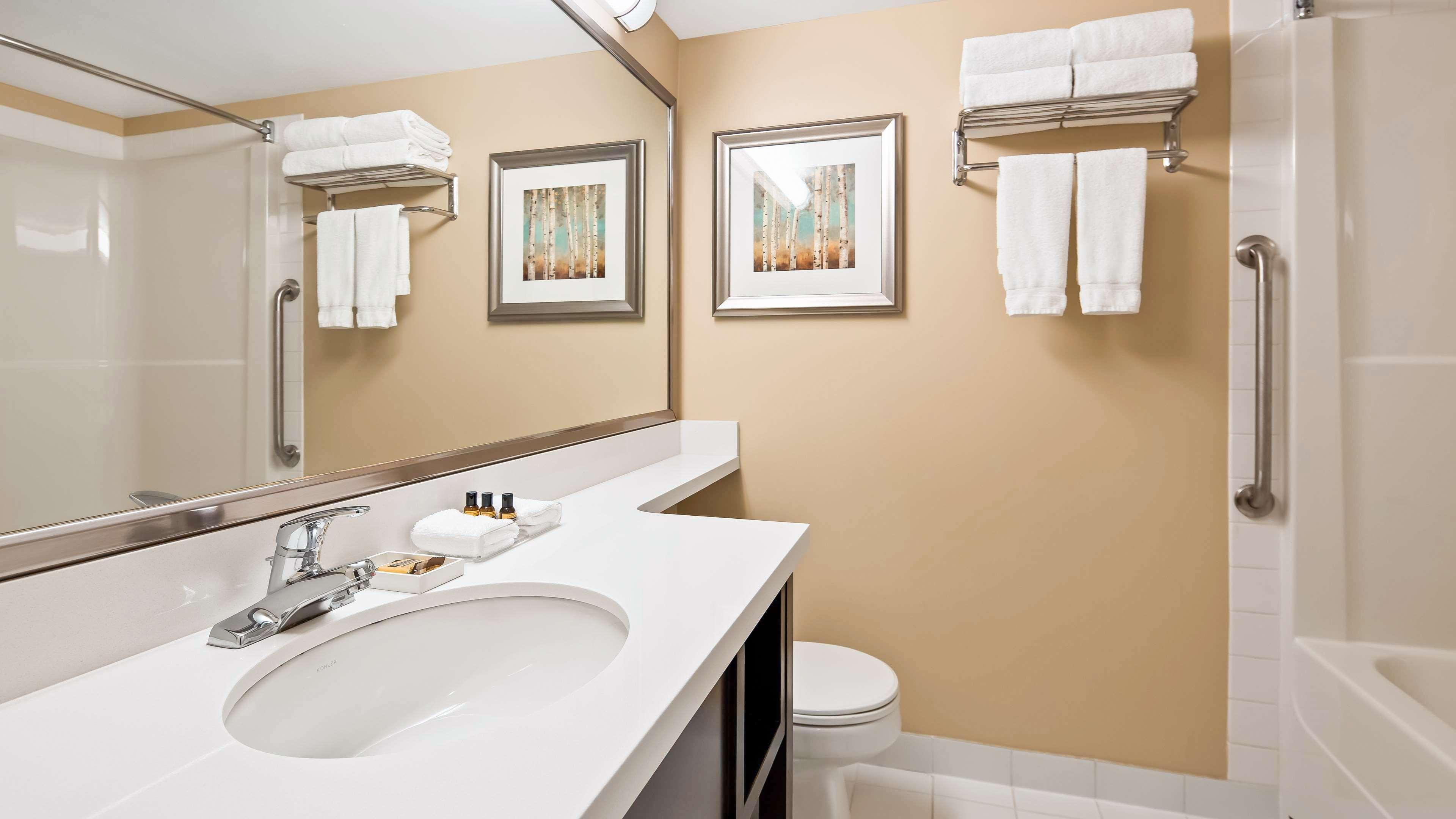 Best Western Plus Winnipeg Airport Hotel מראה חיצוני תמונה
